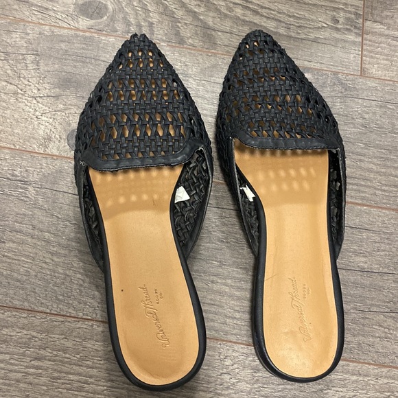 Black textured pointy toe shoe - Picture 2 of 7